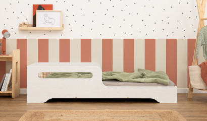 Drewniane łóżko TILA 3 z barierką na połowie łóżka wykonane ze sklejki sosnowej w kolorze białym